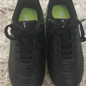 OTTO Black Athletic Shoes Sleek Minimalist Design